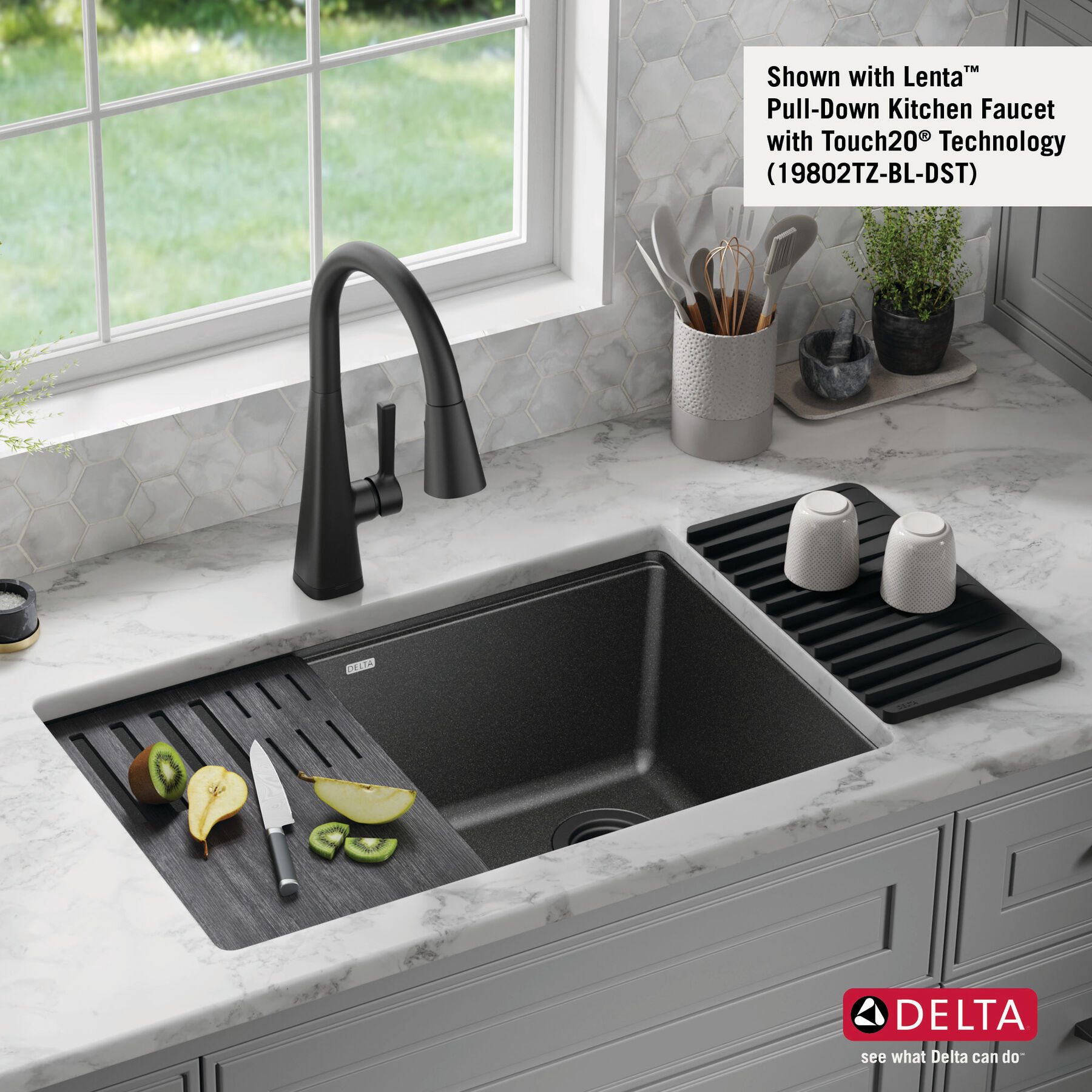 Lavabo de cocina tipo estación de trabajo con un receptáculo de compuesto de granito de 30" de montaje bajo encimera, con reborde WorkFlow™ y accesorios en negro metálico, imagen 13